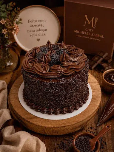Bolo artesanal de chocolate em uma mesa decorada