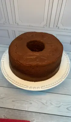 Bolo clássico de chocolate em formato redondo