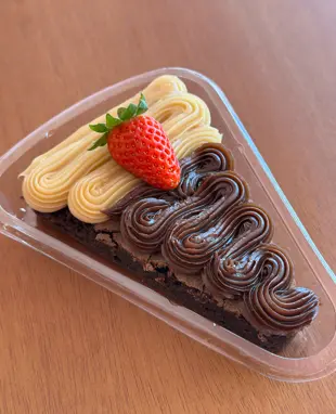 Sobremesa artesanal de chocolate com morango